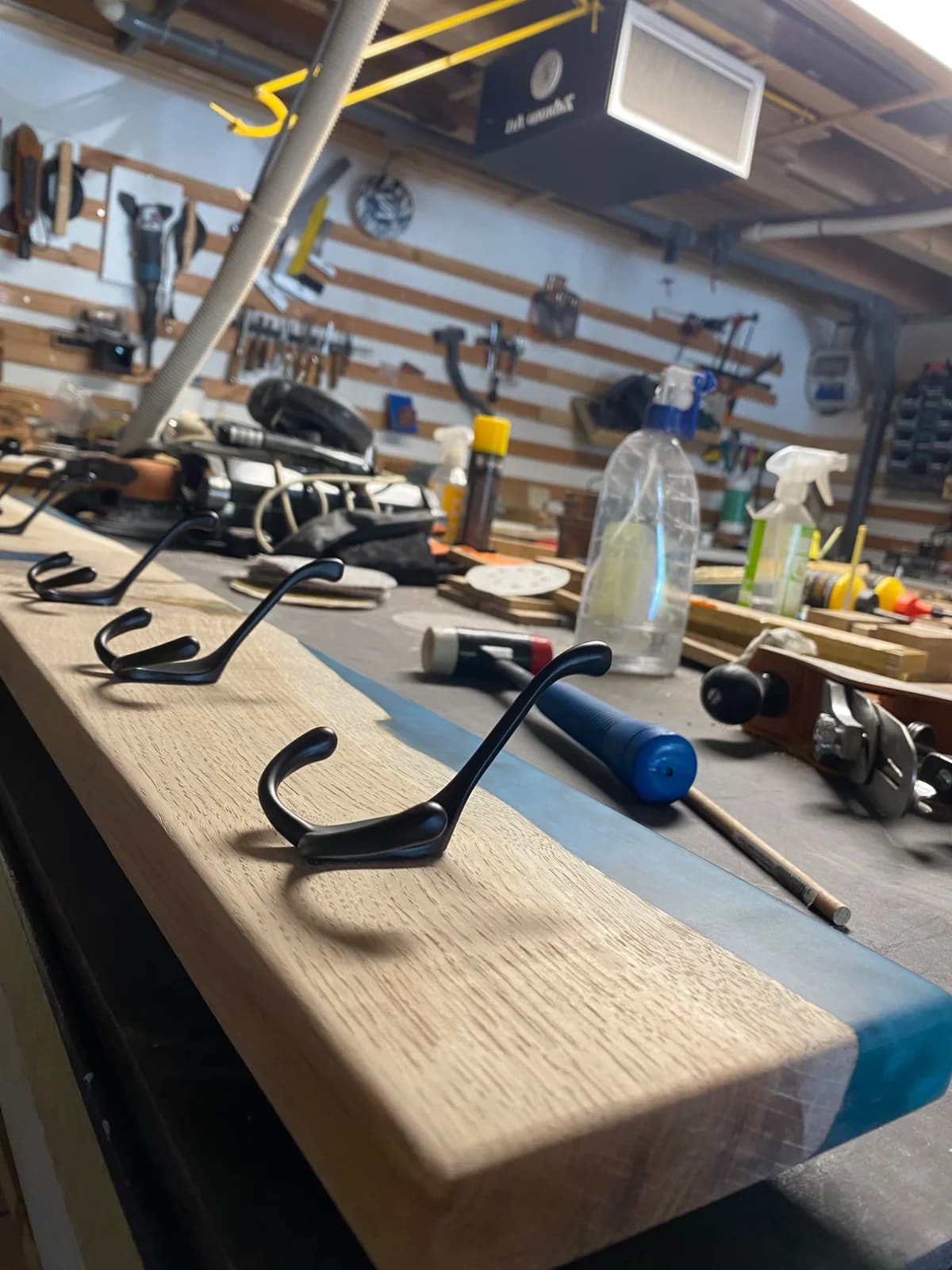 Atelier Zebrano Art - Table en bois et résine en cours de création